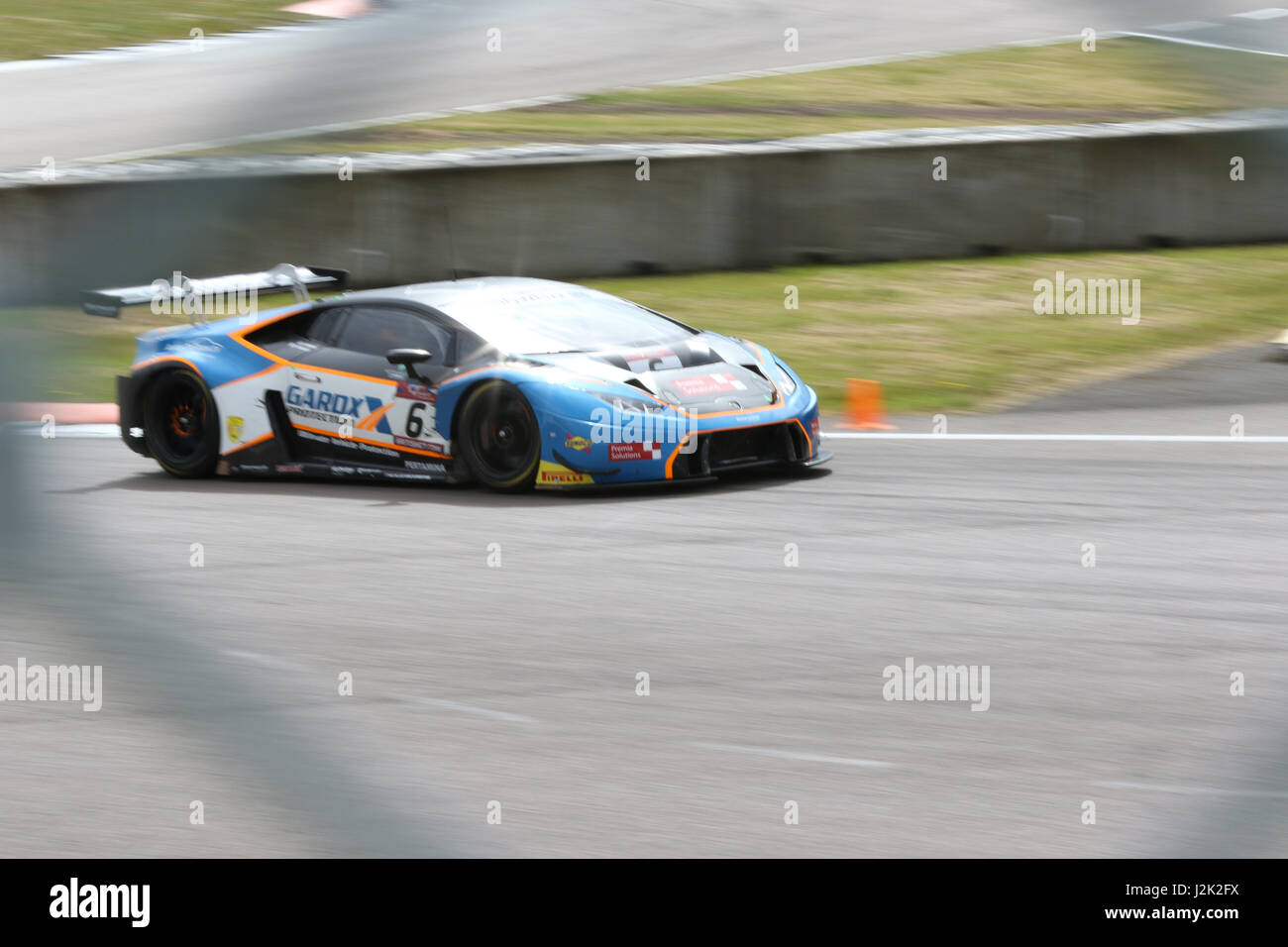 Rockingham, Regno Unito. 29 apr, 2017. Liam Griffin, Sam Tordoff (la vettura numero 6) e Jon Minshaw e Phil Keen (vettura numero 33) fuori sulla via per il British GT Libere 1 sessione per Barwell Motorsport di credito: Parentesi Raval/Alamy Live News Foto Stock