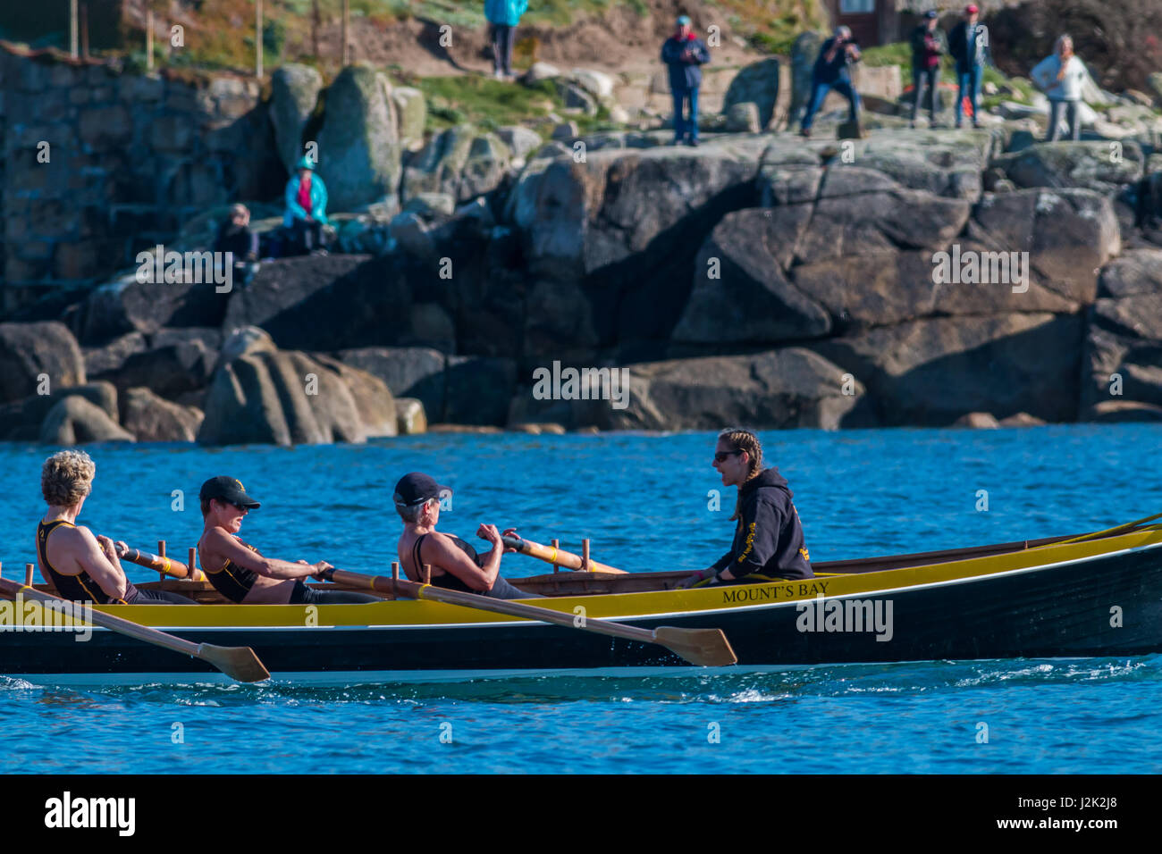 Isole Scilly, UK. 28 apr, 2017. Vincitori Kensa durante la loro corsa. Credit: Ed Marshall / Alamy Live News Foto Stock