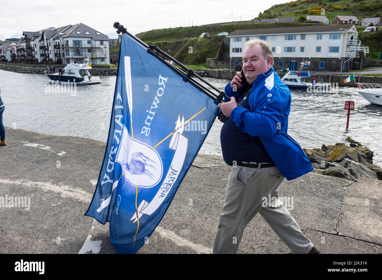 Aberystwyth, Wales, Regno Unito. La partecipazione longboats, team e sostenere barche arrivano in Aberystwyth dopo un estenuante per tutta la notte di viaggio attraverso il mare irlandese. Il Celtic sfida è la più lunga del mondo vera gara di canottaggio in cui le squadre in gara da Arklow nella contea di Wicklow, Irlanda a Aberystwyth sulla costa gallese, una distanza di circa 90 miglia nautiche. Celtic e Pembrokeshire longboats prendere parte . In questa foto uno dei sostenitori di una squadra vincente Vartry dall Irlanda Foto Stock