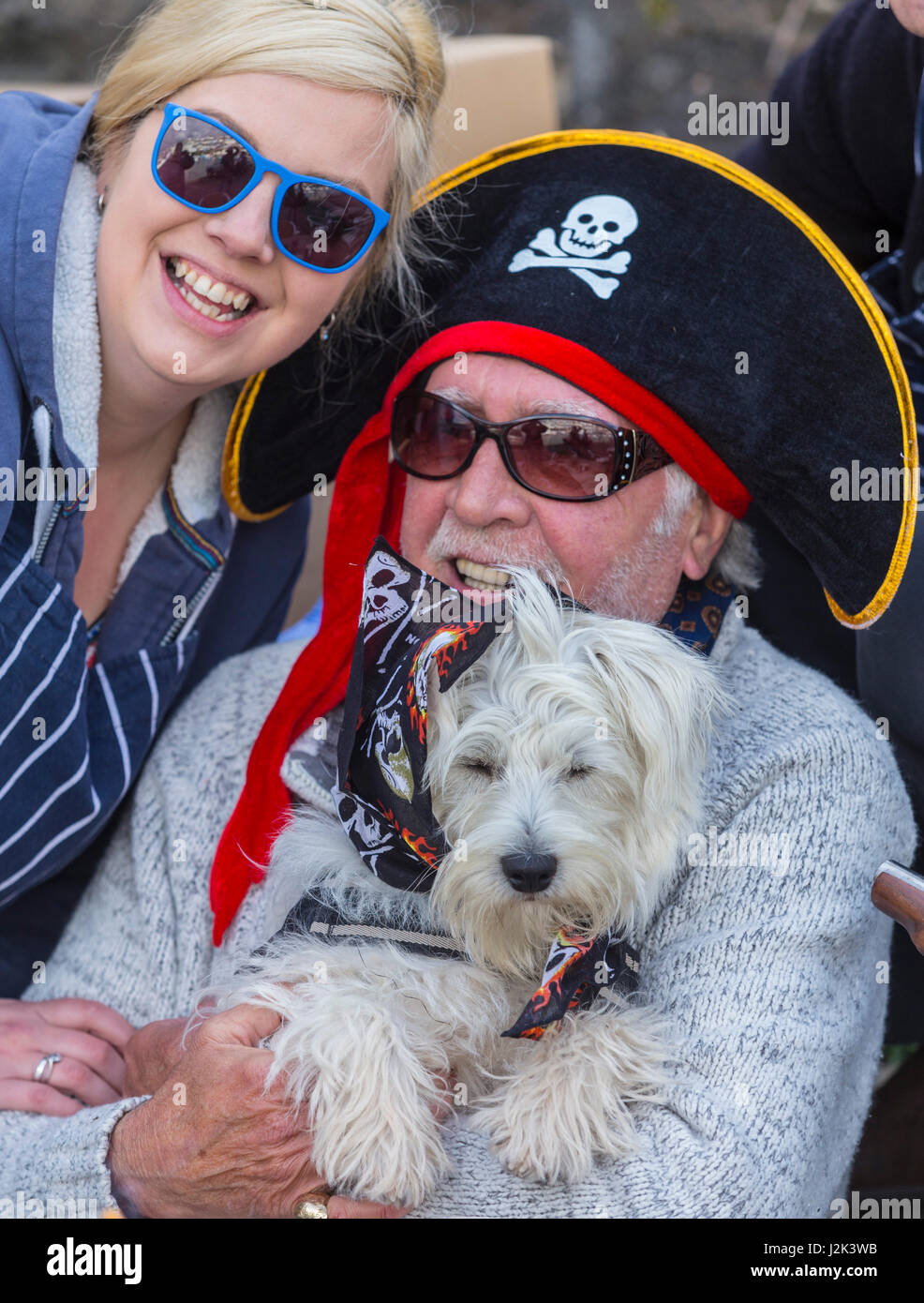 Pirata nel prepotente festeggiamenti a Brixham 8 Festa dei pirati. Nella vita reale, Col Sutton è stato onorato per il suo lavoro di affrontare il contrabbando di droga mentre lavora in Miami forza di polizia negli anni ottanta. Il Festival Prirate corre fino al lunedì festivo. Credito: Sud Ovest foto / Alamy Live News. Foto Stock