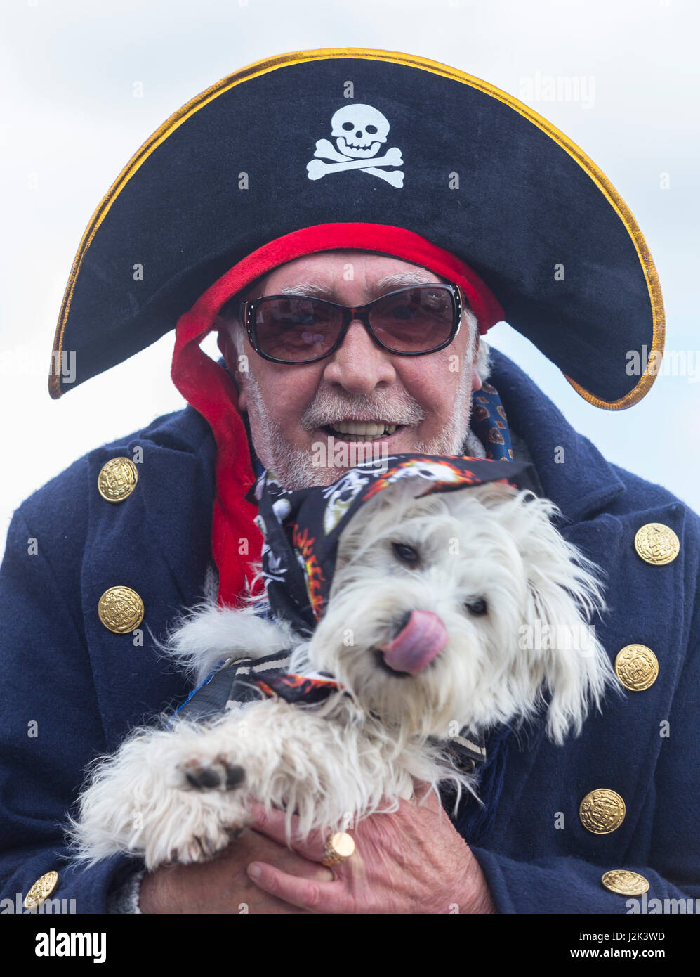 Pirata nel prepotente festeggiamenti a Brixham 8 Festa dei pirati. Nella vita reale, Col Sutton è stato onorato per il suo lavoro di affrontare il contrabbando di droga mentre lavora in Miami forza di polizia negli anni ottanta. Il Festival Prirate corre fino al lunedì festivo. Credito: Sud Ovest foto / Alamy Live News. Foto Stock