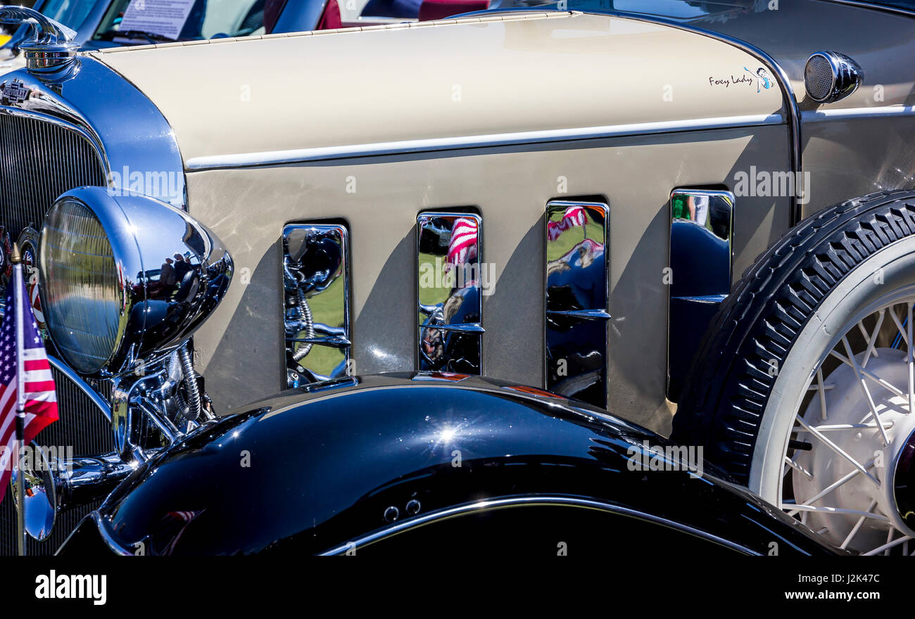 Eastbourne, Sussex, Regno Unito. Il 29 aprile, 2017. Automobile club di membri da 40 organizzazioni schermo quasi 600 vintage e classic veicoli a Eastbourne magnifico motori credito Evento: Alan Fraser/Alamy Live News Foto Stock