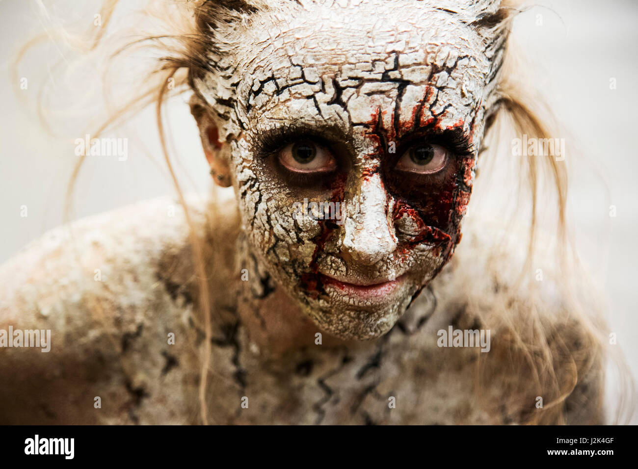 Londra, Regno Unito. Il 29 aprile 2017. Nella foto: Modello Kate come la rottura di una ballerina Zombie creato da Kate Griffiths. Il Regno Truccatori Expo (UMAe) apre presso il Novotel Convention Center di Hammersmith e corre fino a domenica 30 aprile. UMAe è un conveniente trucco spettacolo per tutti i professionisti e gli aspiranti truccatori, FX artisti, scultori, tutor, parrucchieri, parrucca maker / credenze, stampi e stilisti provenienti da tutto il mondo. Foto: Bettina Strenske/Alamy Live News Foto Stock