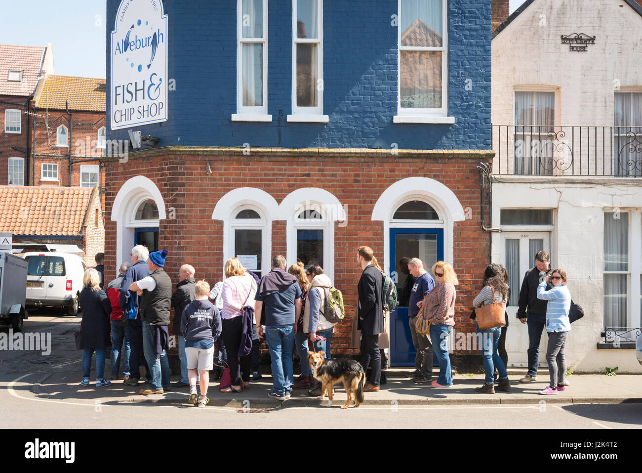 Aldeburgh Suffolk REGNO UNITO, 29 aprile 2017. La gente in coda per pesce e patatine al di fuori della famosa Aldeburgh pesce e Chip Shop in una giornata di sole e temperature di 13 gradi centigradi sul Bank Holiday WeekendCredit Julian Eales/Alamy Live News Foto Stock