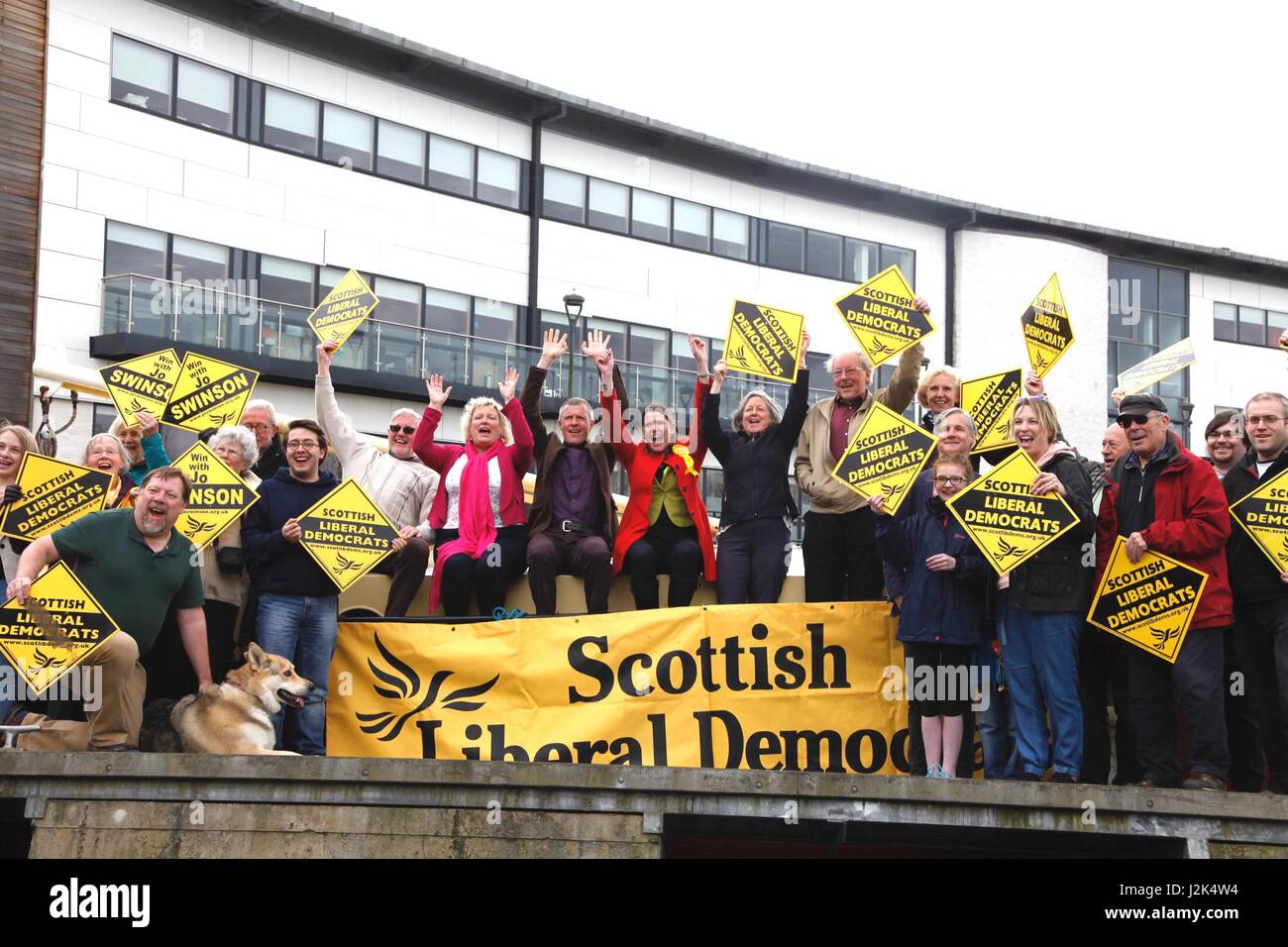 Kirkintilloch Scotland 29 aprile 2017. Scottish Lib Dem leader Willie Rennie e East Dunbartonshire candidato parlamentare Jo Swinson prendere per canale di Forth e Clyde a bordo del Maryhill Puffer per avviare la loro campagna in questa sede di chiave che essi stanno cercando di recuperare dal SNP. Alan Oliver/Alamy Live News Foto Stock