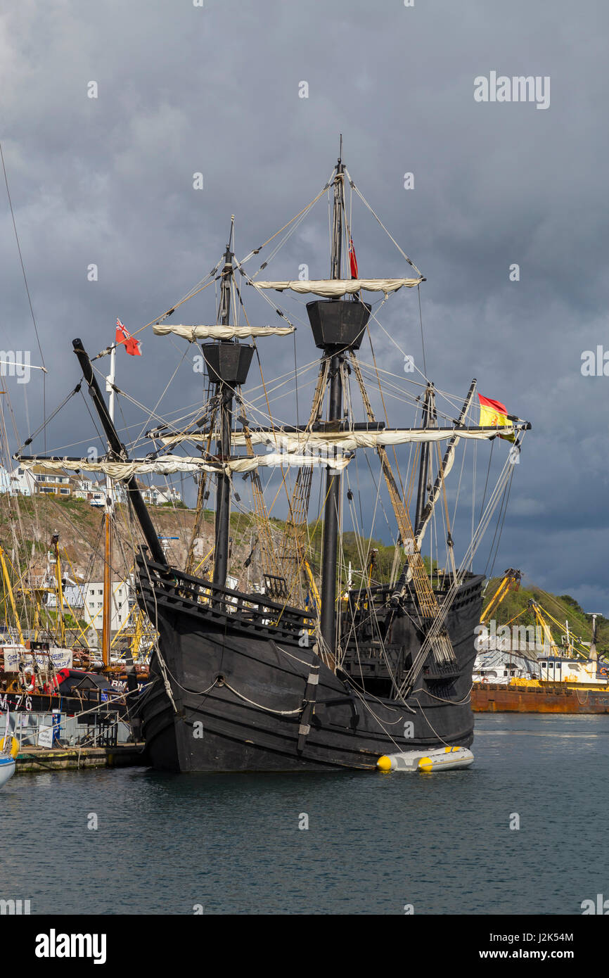 Brixham, Devon, 29 Apr 17 lo storico Neo Victoria, Ferdinando Magellano la nave, che circumnavigare il globo in 1522, in mostra presso il 8° Brixham Pirate Festival.Il festival si svolge fino a lunedì festivo. Credito: Sud Ovest foto / Alamy Live News. Foto Stock
