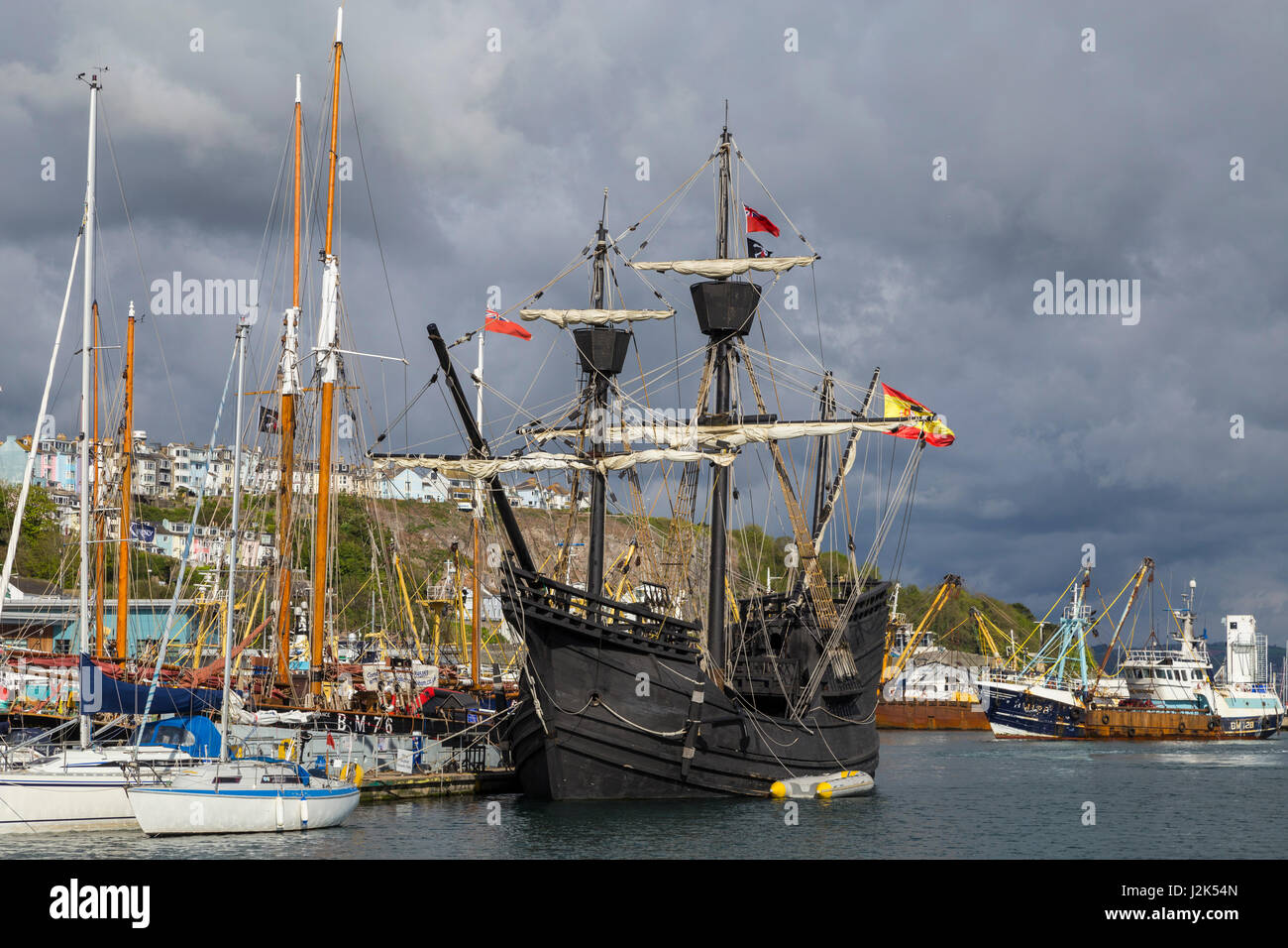 Brixham, Devon, 29 Apr 17 lo storico Neo Victoria, Ferdinando Magellano la nave, che circumnavigare il globo in 1522, in mostra presso il 8° Brixham Pirate Festival.Il festival si svolge fino a lunedì festivo. Credito: Sud Ovest foto / Alamy Live News. Foto Stock