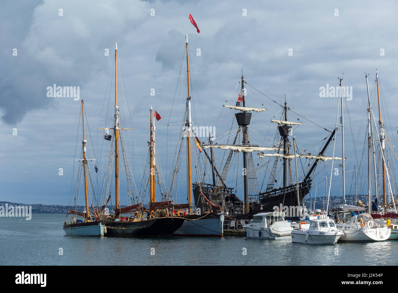 Brixham, Devon, 29 Apr 17 lo storico Neo Victoria, Ferdinando Magellano la nave, che circumnavigare il globo nel 1522, tra le altre imbarcazioni a vela in mostra presso il 8° Brixham Pirate Festival.Il festival si svolge fino a lunedì festivo. Credito: Sud Ovest foto / Alamy Live News. Foto Stock