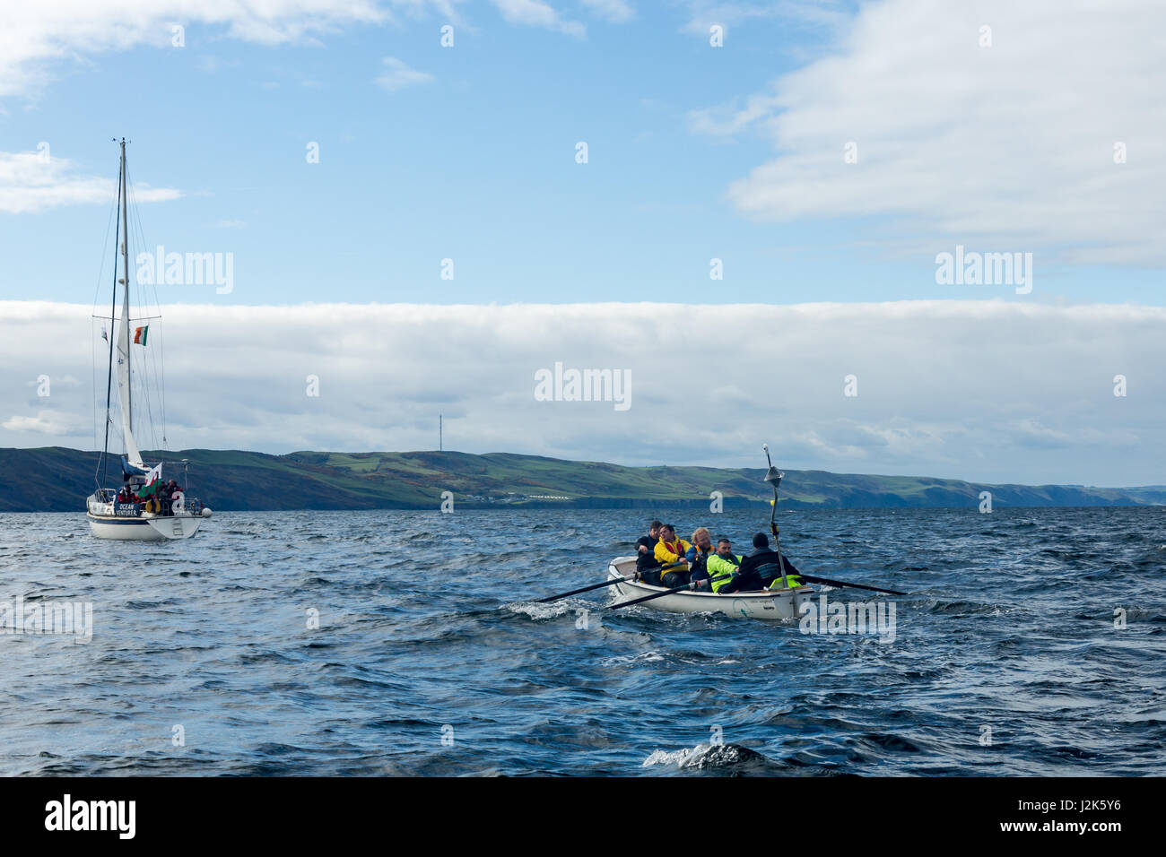 Mare irlandese, UK. 29 aprile 2017 Aberystwyth mens rowing team competere nel 2017 Celtic sfida tutta sul mare irlandese, che ha cominciato ad Arklow in Irlanda con la linea del traguardo a Aberystwyth Harbour entrata nel Galles. Le squadre remato circa 96 miglia attraverso la notte nel mare d' Irlanda. Ogni squadra è composta da dodici vogatori, alternandosi in gruppi di quattro per fila, mentre una nervatura di supporto (barca) li trasferisce a e da un accompagnamento yacht. © Ian Jones/Alamy Live News Foto Stock