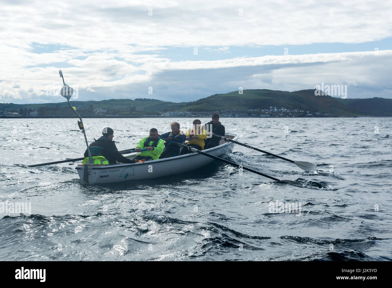 Mare irlandese, UK. 29 aprile 2017 Aberystwyth mens rowing team competere nel 2017 Celtic sfida tutta sul mare irlandese, che ha cominciato ad Arklow in Irlanda con la linea del traguardo a Aberystwyth Harbour entrata nel Galles. Le squadre remato circa 96 miglia attraverso la notte nel mare d' Irlanda. Ogni squadra è composta da dodici vogatori, alternandosi in gruppi di quattro per fila, mentre una nervatura di supporto (barca) li trasferisce a e da un accompagnamento yacht. © Ian Jones/Alamy Live News Foto Stock