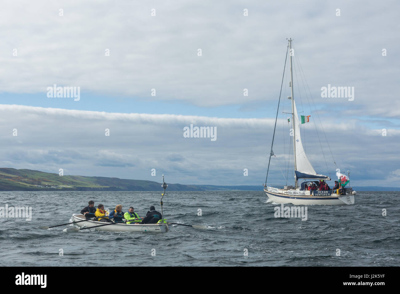 Mare irlandese, UK. 29 aprile 2017 Aberystwyth mens rowing team competere nel 2017 Celtic sfida tutta sul mare irlandese, che ha cominciato ad Arklow in Irlanda con la linea del traguardo a Aberystwyth Harbour entrata nel Galles. Le squadre remato circa 96 miglia attraverso la notte nel mare d' Irlanda. Ogni squadra è composta da dodici vogatori, alternandosi in gruppi di quattro per fila, mentre una nervatura di supporto (barca) li trasferisce a e da un accompagnamento yacht. © Ian Jones/Alamy Live News Foto Stock