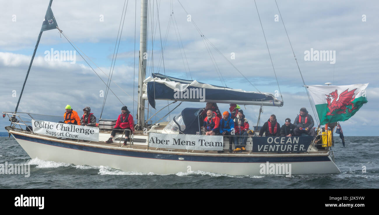 Imbarcazione di appoggio per il Aberystwyth mens rowing team competere nel 2017 Celtic sfida tutta sul mare irlandese, che ha cominciato ad Arklow in Irlanda con la linea del traguardo a Aberystwyth Harbour entrata nel Galles. Le squadre remato circa 96 miglia attraverso la notte nel mare d' Irlanda. Ogni squadra è composta da dodici vogatori, alternandosi in gruppi di quattro per fila, mentre una nervatura di supporto (barca) li trasferisce a e da un accompagnamento yacht. © Ian Jones/Alamy Live News Foto Stock