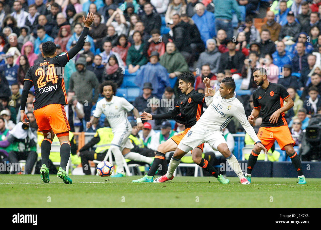 Madrid, Spagna. 29 apr, 2017. Carlos Henrique Casemiro (Real Madrid CF) e Antonio Latorre Grueso (Valencia CF) in azione durante la Liga match tra Real Madrid e Valencia CF a Estadio Santiago Bernabeu il 29 aprile 2017 a Madrid, Spagna. Credito: Gtres Información más Comuniación on line,S.L./Alamy Live News Foto Stock