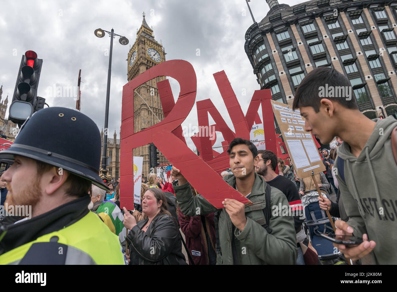 Londra, Regno Unito. Il 29 aprile 2017. Campagna contro il cambiamento climatico che si è tenuta una manifestazione di solidarietà con il popolo del clima marzo negli Stati Uniti e a dire Theresa non può seguire Trump verso il basso il percorso al disastro climatico e poi camminato lungo i marciapiedi affollati di Westminster Bridge portando lettere gigante compitazione 'TRUMP & maggio disastro climatico". Peter Marshall / Alamy Live News Foto Stock