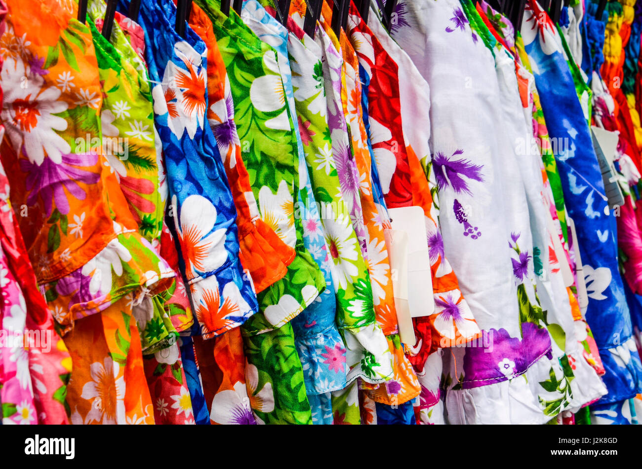 Primo piano di diversi pattern colorati tessuti o abiti sul display in negozio Foto Stock
