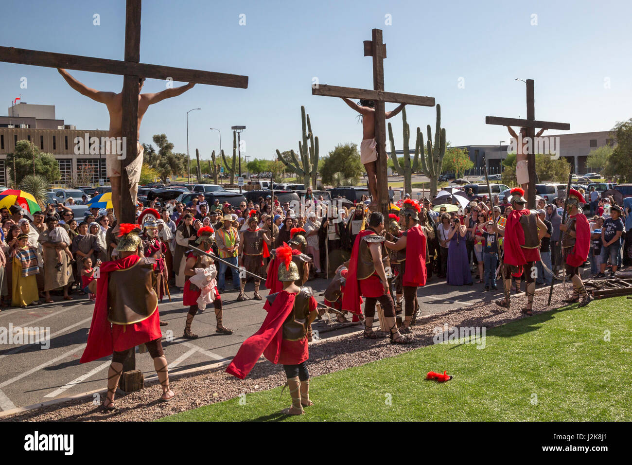 Tucson, Arizona - Annualmente una processione del Venerdì santo reenacts la crocifissione di Gesù. La processione inizia a San Cosme Cappella e procede alla Ca Foto Stock