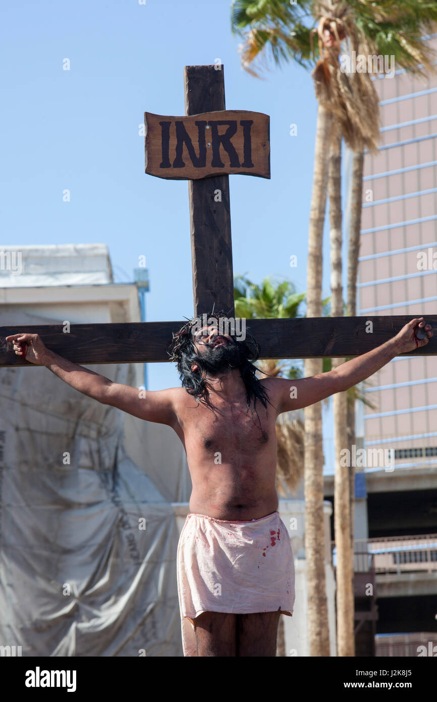 Tucson, Arizona - Annualmente una processione del Venerdì santo reenacts la crocifissione di Gesù. La processione inizia a San Cosme Cappella e procede alla Ca Foto Stock