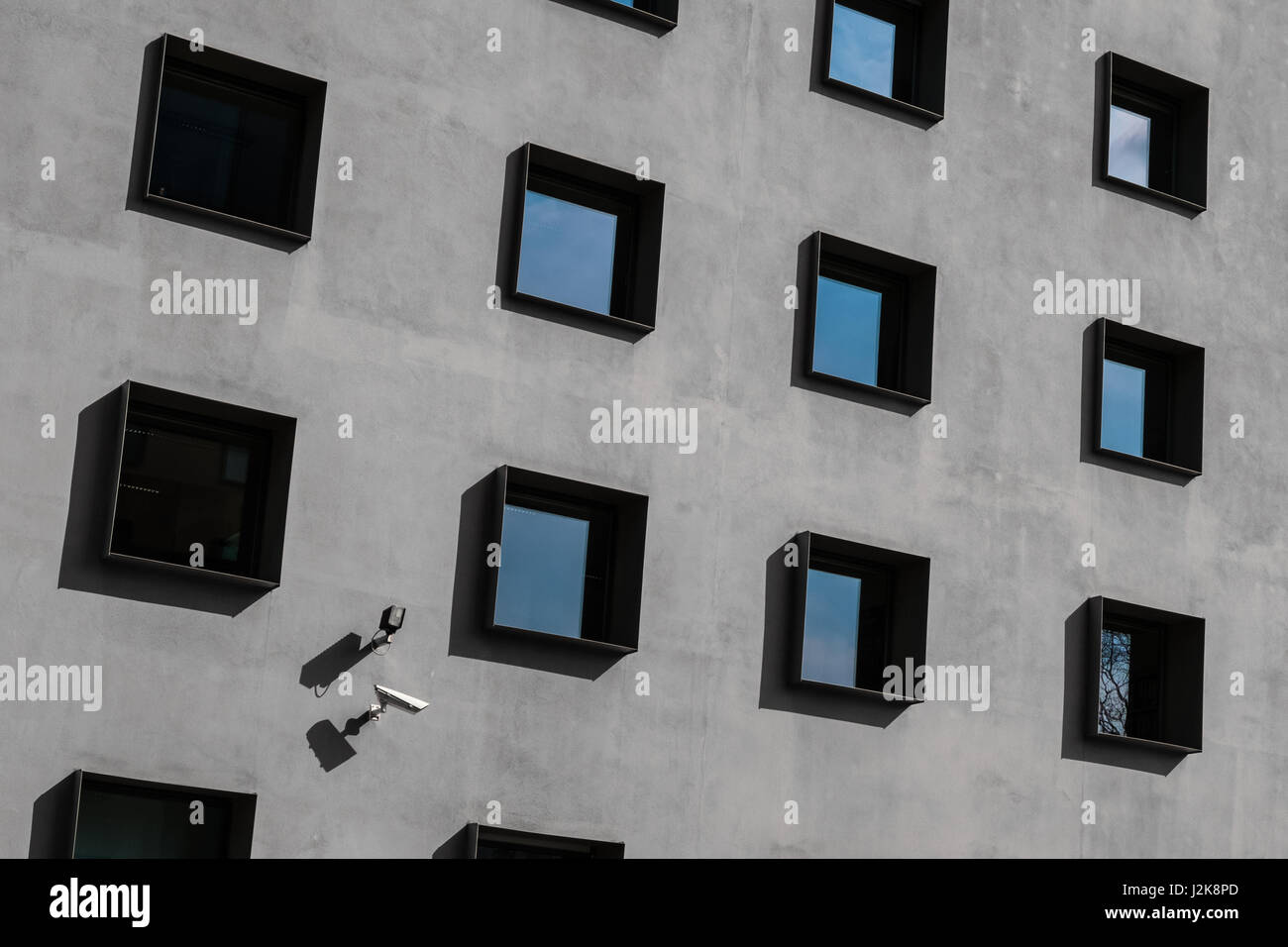 Windows su esterno dell'edificio e telecamere di sicurezza Foto Stock