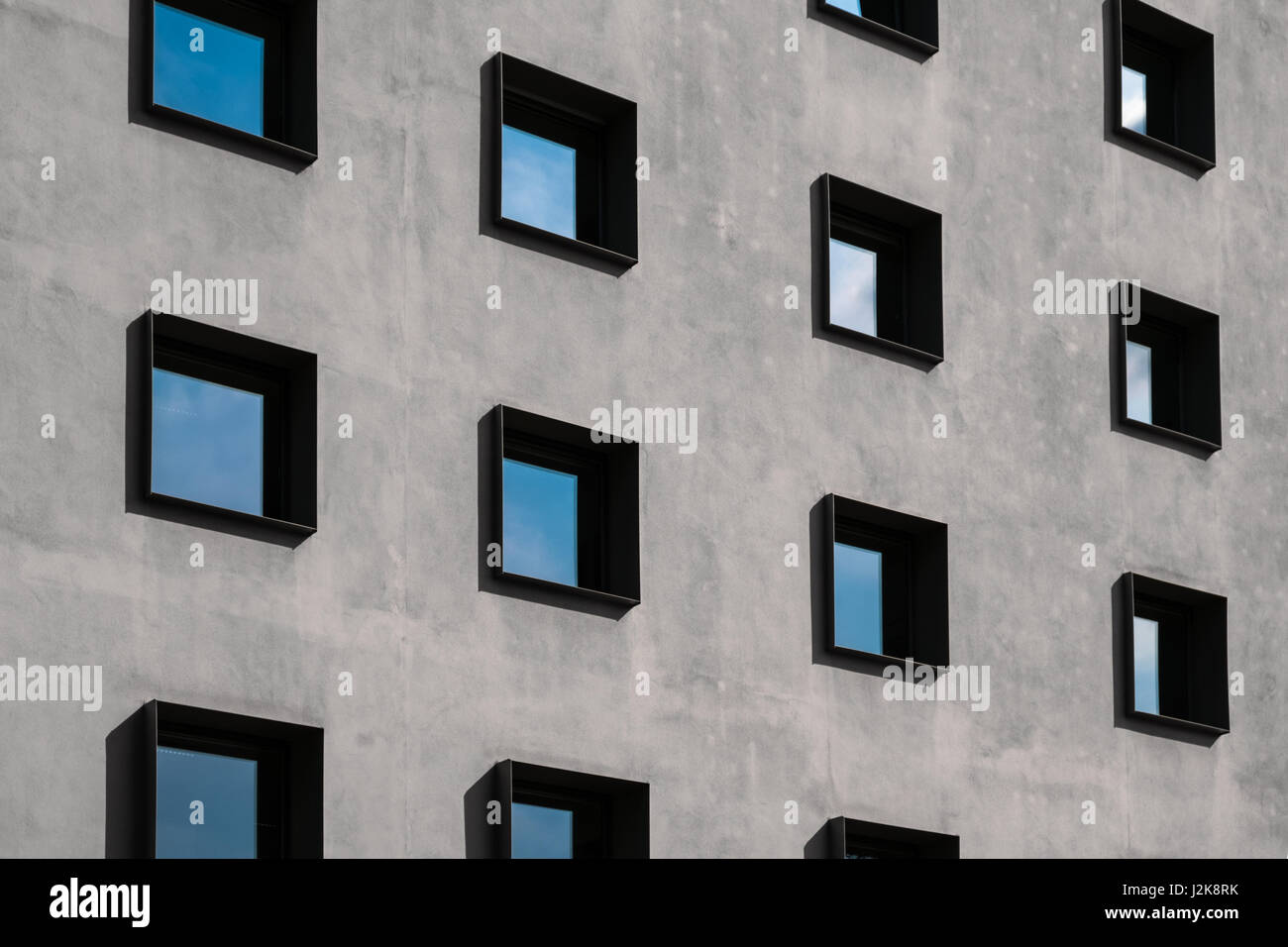 Windows su cemento grigio Edificio Esterno facciata / Foto Stock