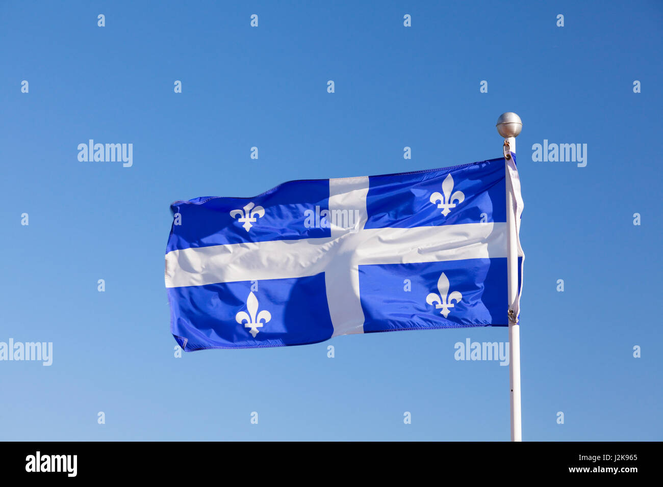 La bandiera provinciale del Quebec di fronte a un cielo blu di Hull, Gatimeau, Quebec, Canada. Foto Stock