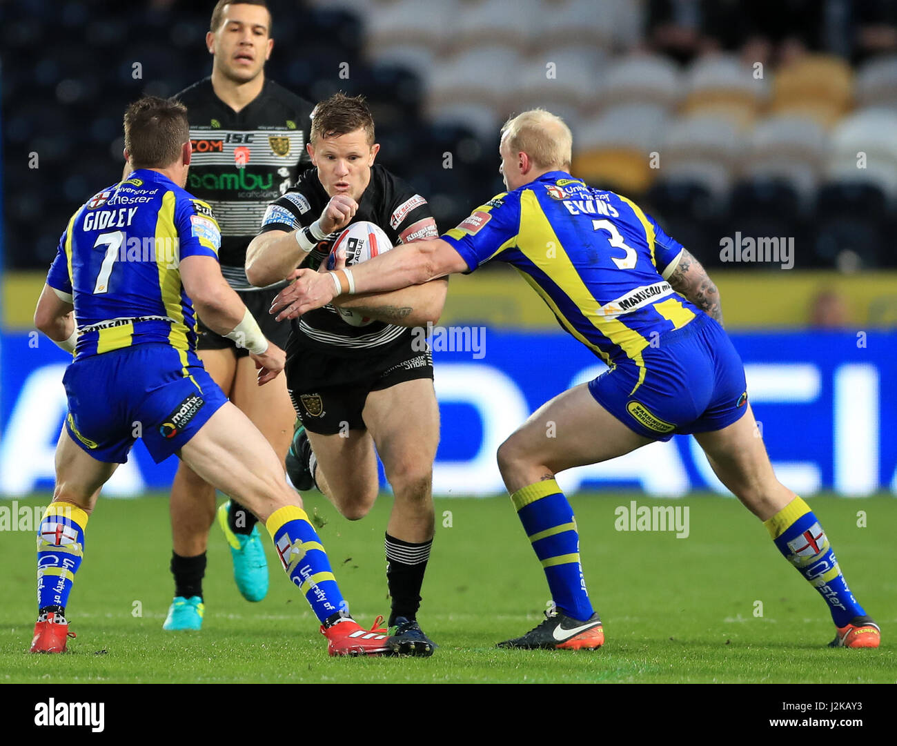 Hull FC Steve Michaels (centro) viene affrontato da Warrington Lupi" Kurt Gidley (sinistra) e Ryan Atkins durante il Betfred Super League match al KCOM Stadium, scafo. Foto Stock