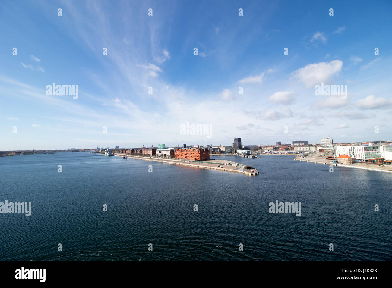 Copenhagen è la capitale della Danimarca. La foto è stata scattata nella parte nord-est della città. Questo è il canale tra l'isola di Amager a sinistra, Foto Stock