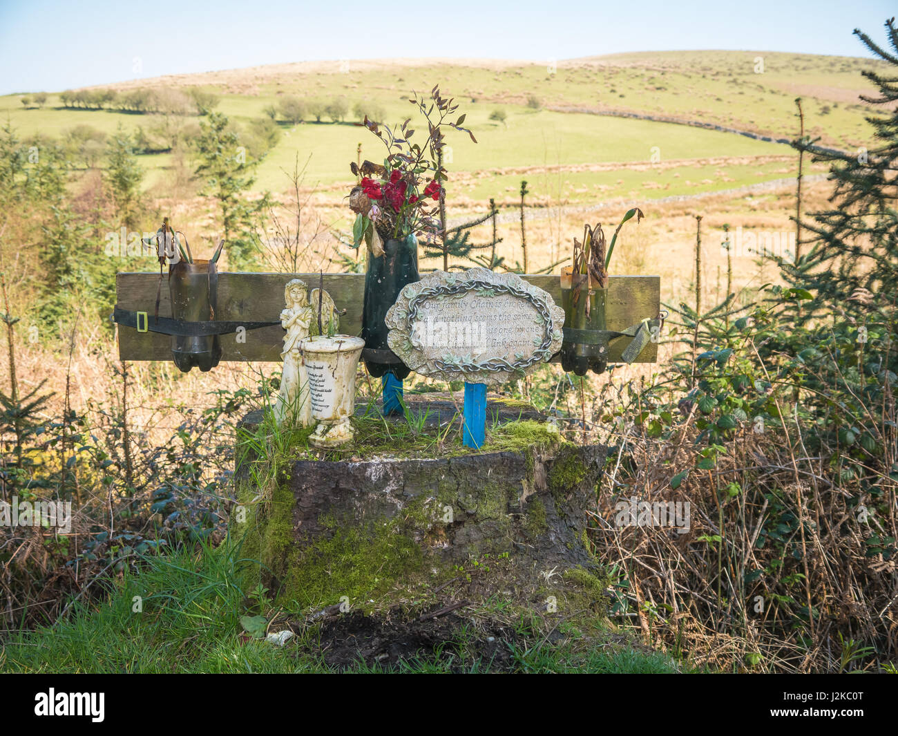 Un memoriale per il defunto su una corsia rurale Foto Stock