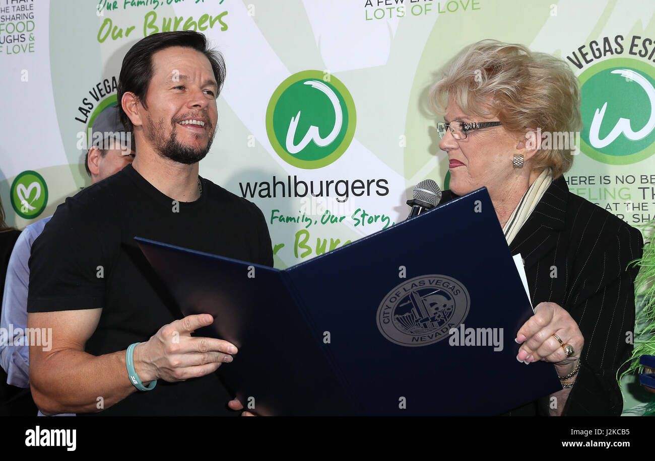 Grande apertura di Wahlburgers al Grand Bazaar negozi al Bally's Las Vegas offre: Mark Wahlberg, Sindaco Carolyn Goodman dove: Las Vegas, Nevada, Stati Uniti quando: 28 Mar 2017 Foto Stock