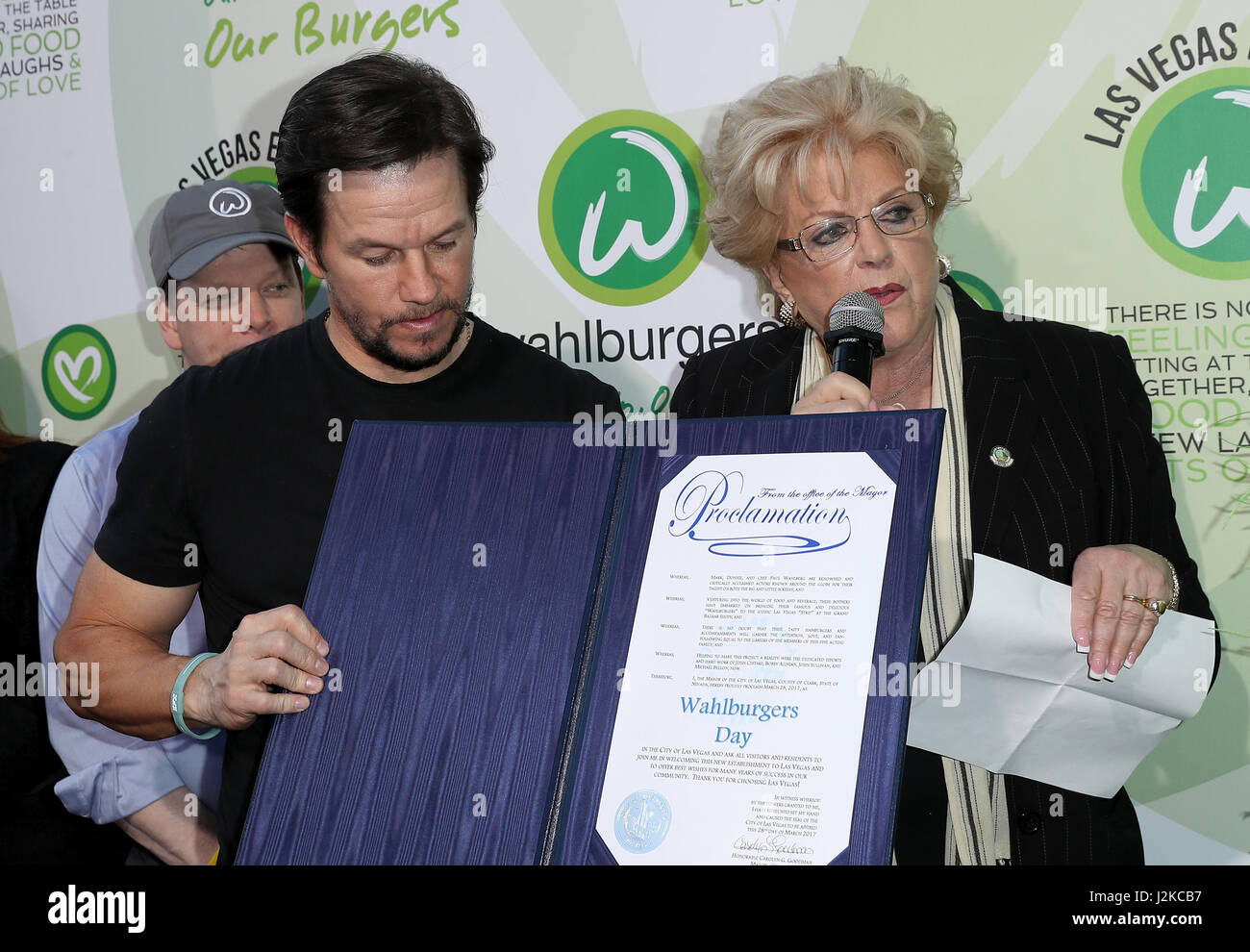 Grande apertura di Wahlburgers al Grand Bazaar negozi al Bally's Las Vegas offre: Mark Wahlberg, Sindaco Carolyn Goodman dove: Las Vegas, Nevada, Stati Uniti quando: 28 Mar 2017 Foto Stock