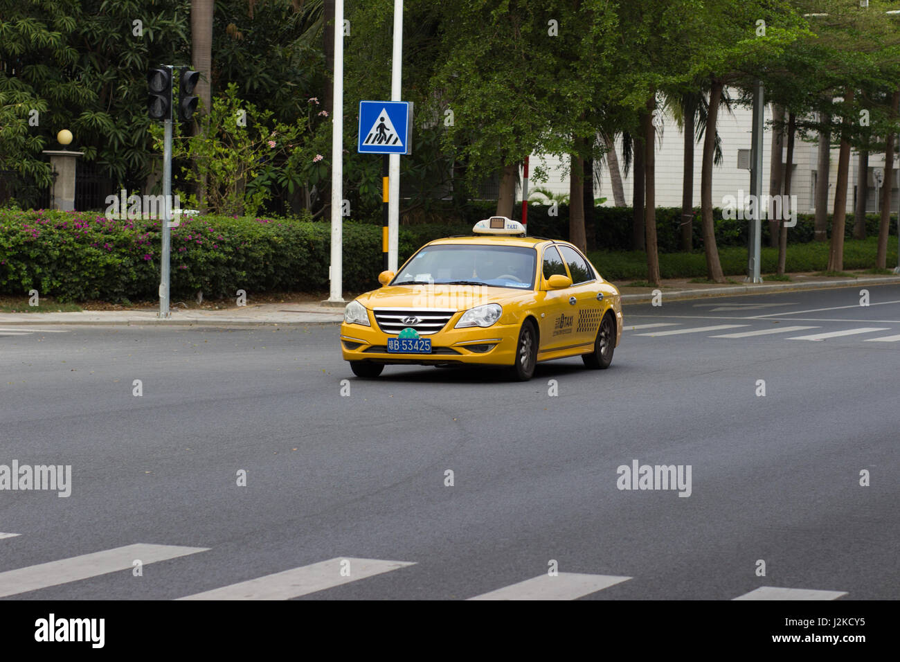 Sanya, Cina Aprile 23, 2017 - Auto servizio taxi marca Hyundai Sonata in giallo sulla strada asfaltata dell'Isola di Hainan Foto Stock