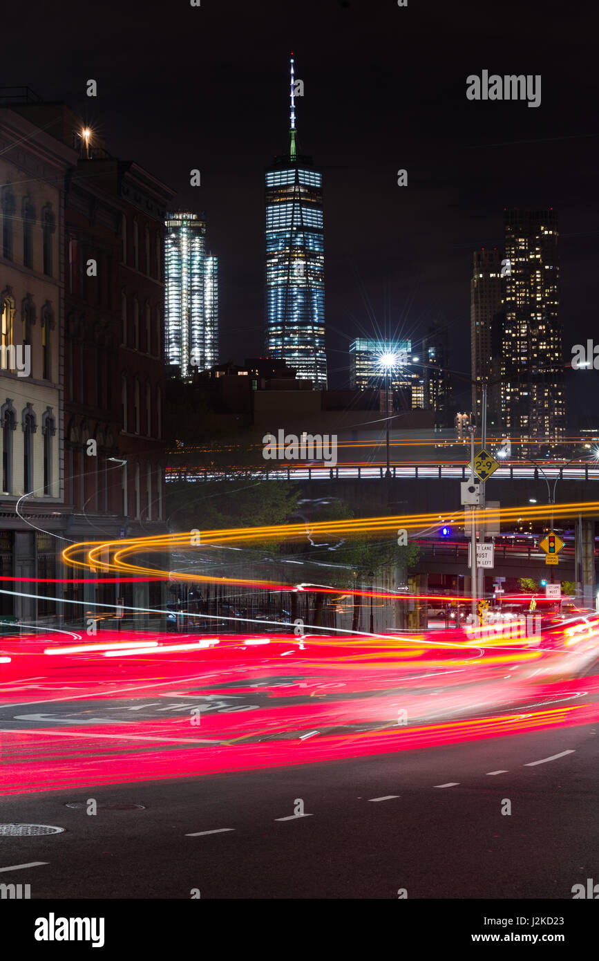 Traffico sentieri di luce a Brooklyn Con One World Trade Center in background, New York Foto Stock