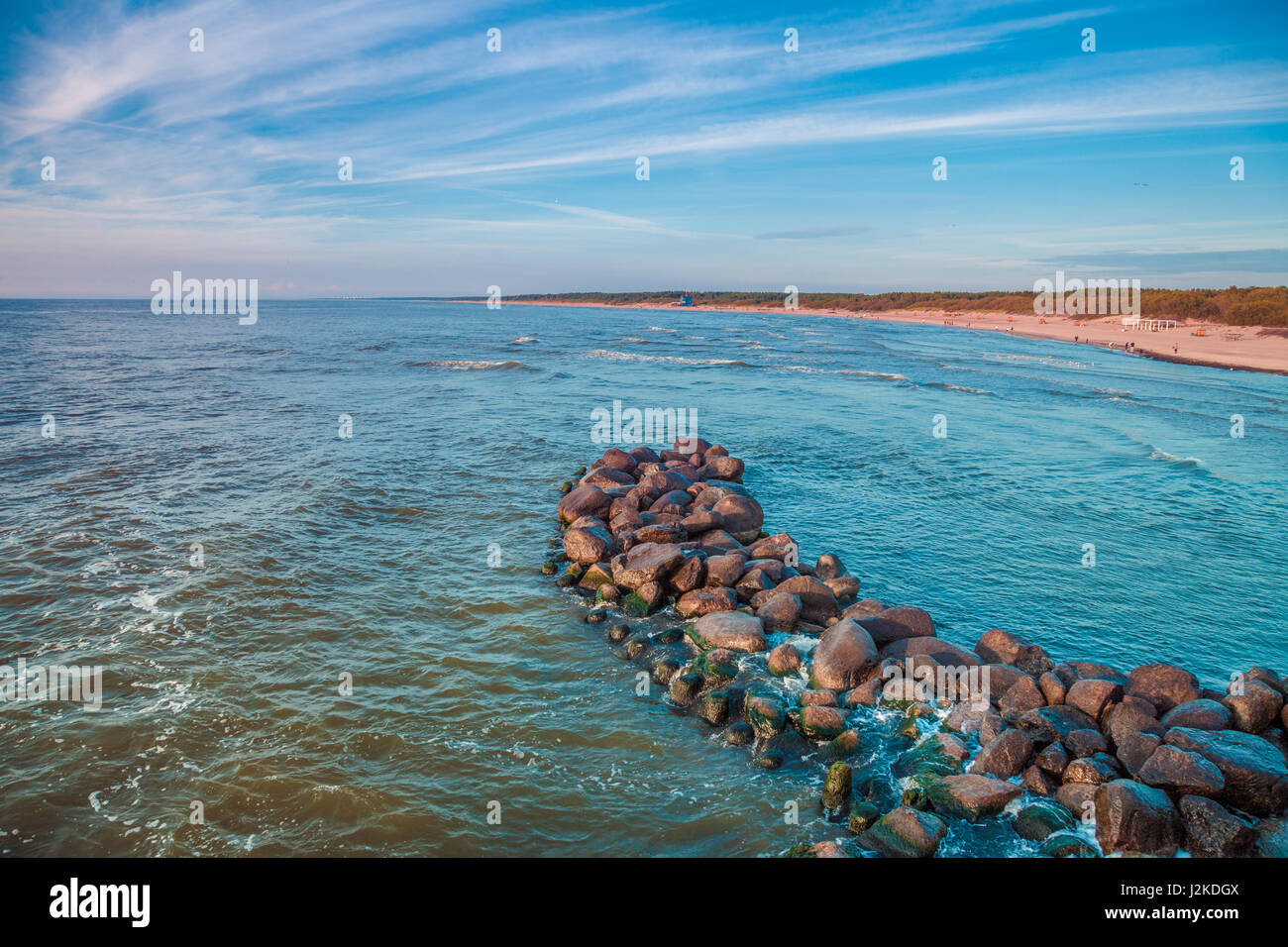 Riva del mare. Paesaggio marino con il blu del mare e il bellissimo cielo nuvoloso. Foto Stock