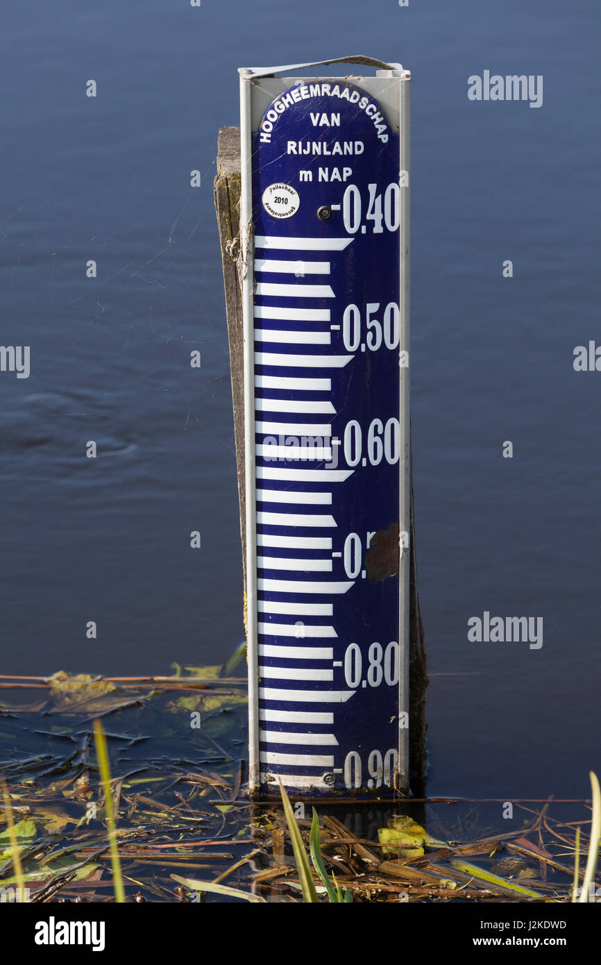 Acqua misuratore di livello per la gestione dell'acqua nei polder vicino Hoogmade, Olanda Foto Stock