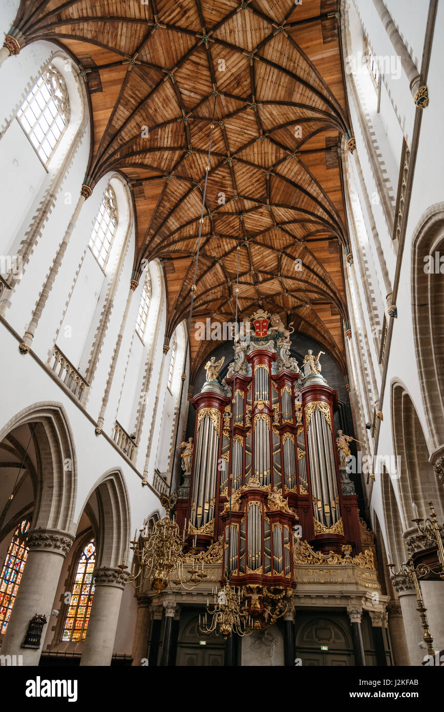 Haarlem, Paesi Bassi - 3 agosto 2016: basso angolo di visione dell'interno della cattedrale di Haarlem. Grote Kerk è una chiesa protestante e ex ca Foto Stock