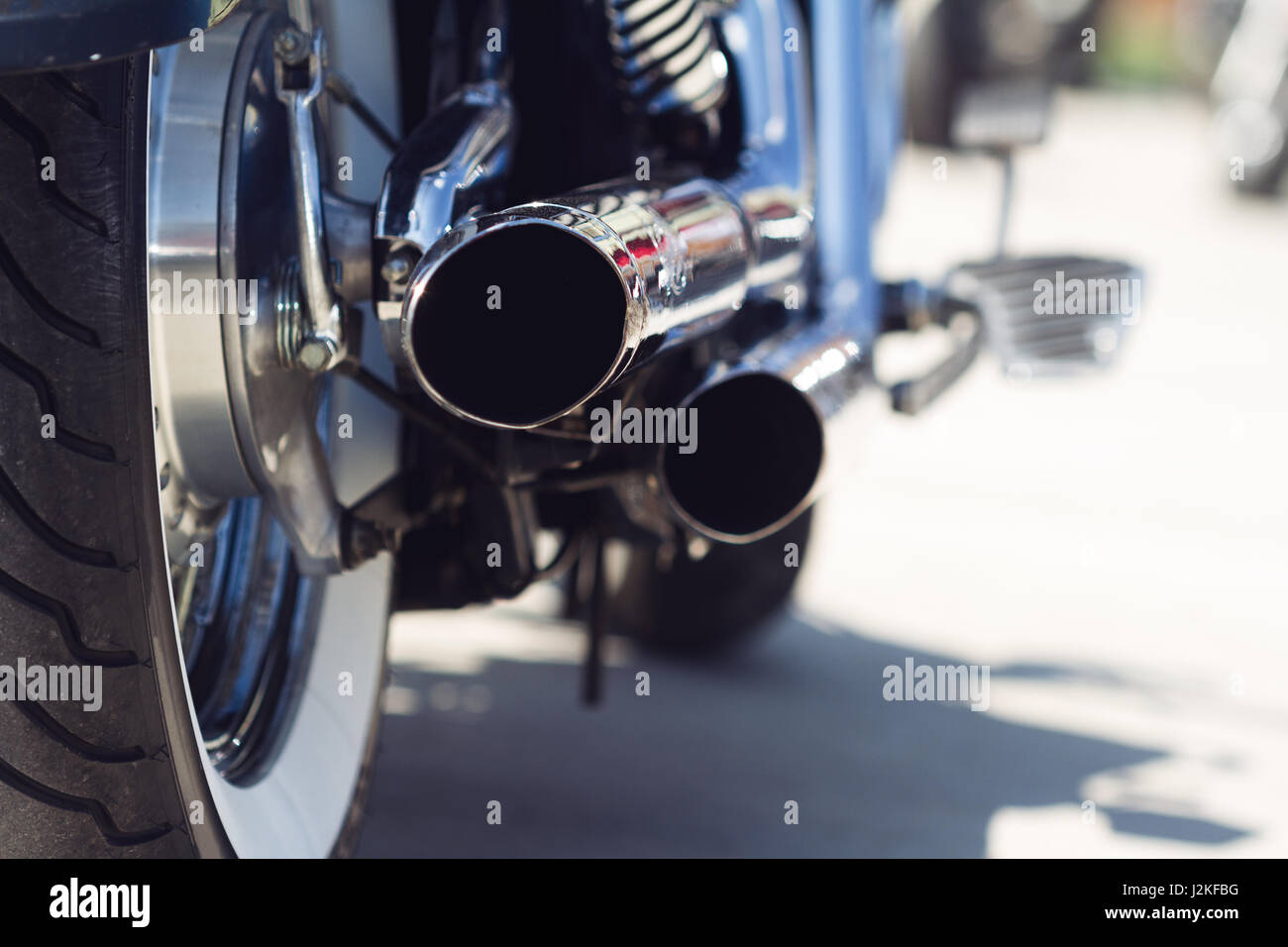 Vista posteriore della motocicletta classica coppia di scarico tubi cromati messa a fuoco selettiva Foto Stock