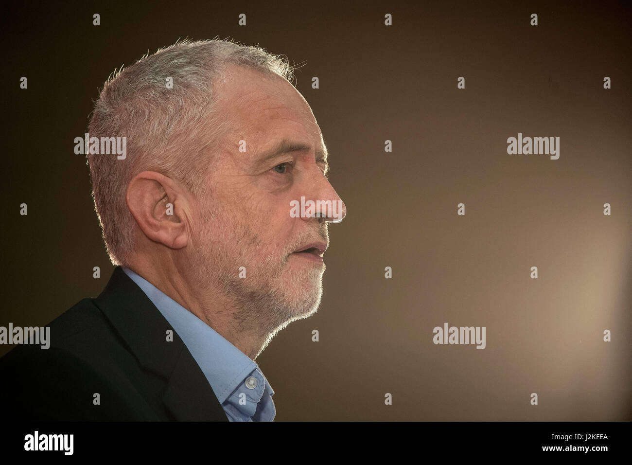 Il leader del lavoro Jeremy Corbyn ha tenuto un discorso nella parte orientale di Londra, dove ha rivolto un appello diretto ai giovani affinché si "mettano in piedi" e si iscrano per votare per fermare i conservatori "tenendoli indietro". Foto Stock