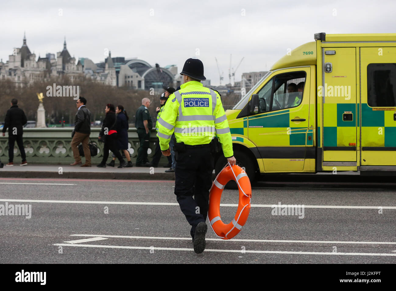 Servizi di emergenza sono chiamati a Westminster Bridge dopo che è stato segnalato un membro del pubblico era saltato dal ponte. L'incidente viene esattamente una settimana dopo gli attentati di Westminster. Dotato di: atmosfera dove: Londra, Regno Unito quando: 29 Mar 2017 Credit: Dinendra Haria/WENN.com Foto Stock