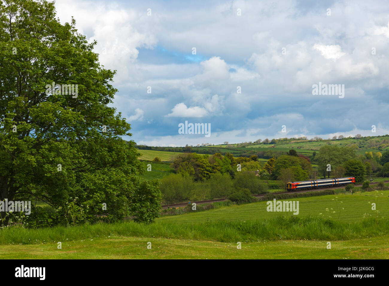A sud-ovest di treni di treno che viaggia attraverso la splendida area rurale campagna di Dorset a Sherborne Dorset, Regno Unito Inghilterra nel mese di aprile Foto Stock