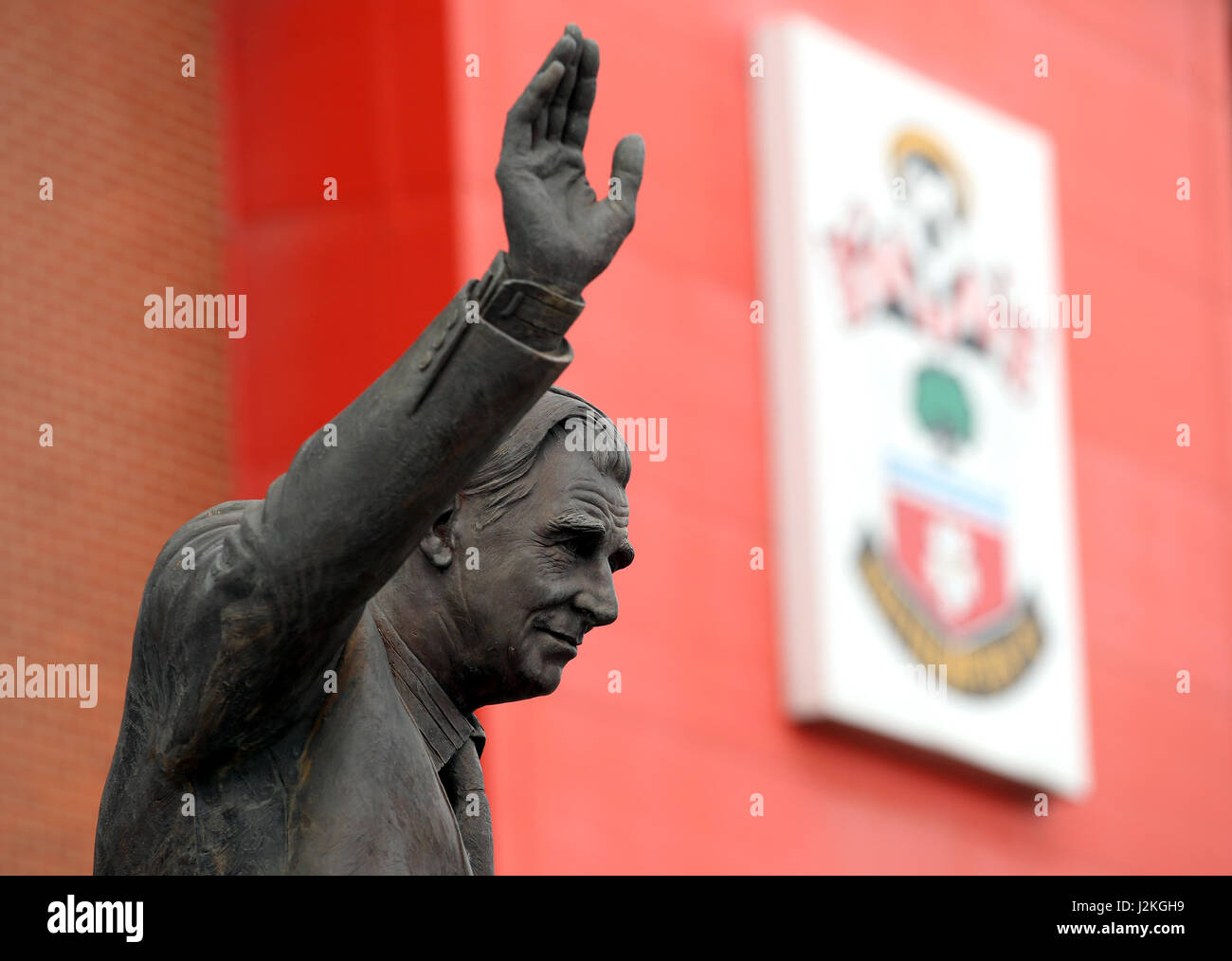 Una statua di Ted Bates al di fuori del terreno prima del match di Premier League a St Mary's, Southampton. Foto Stock