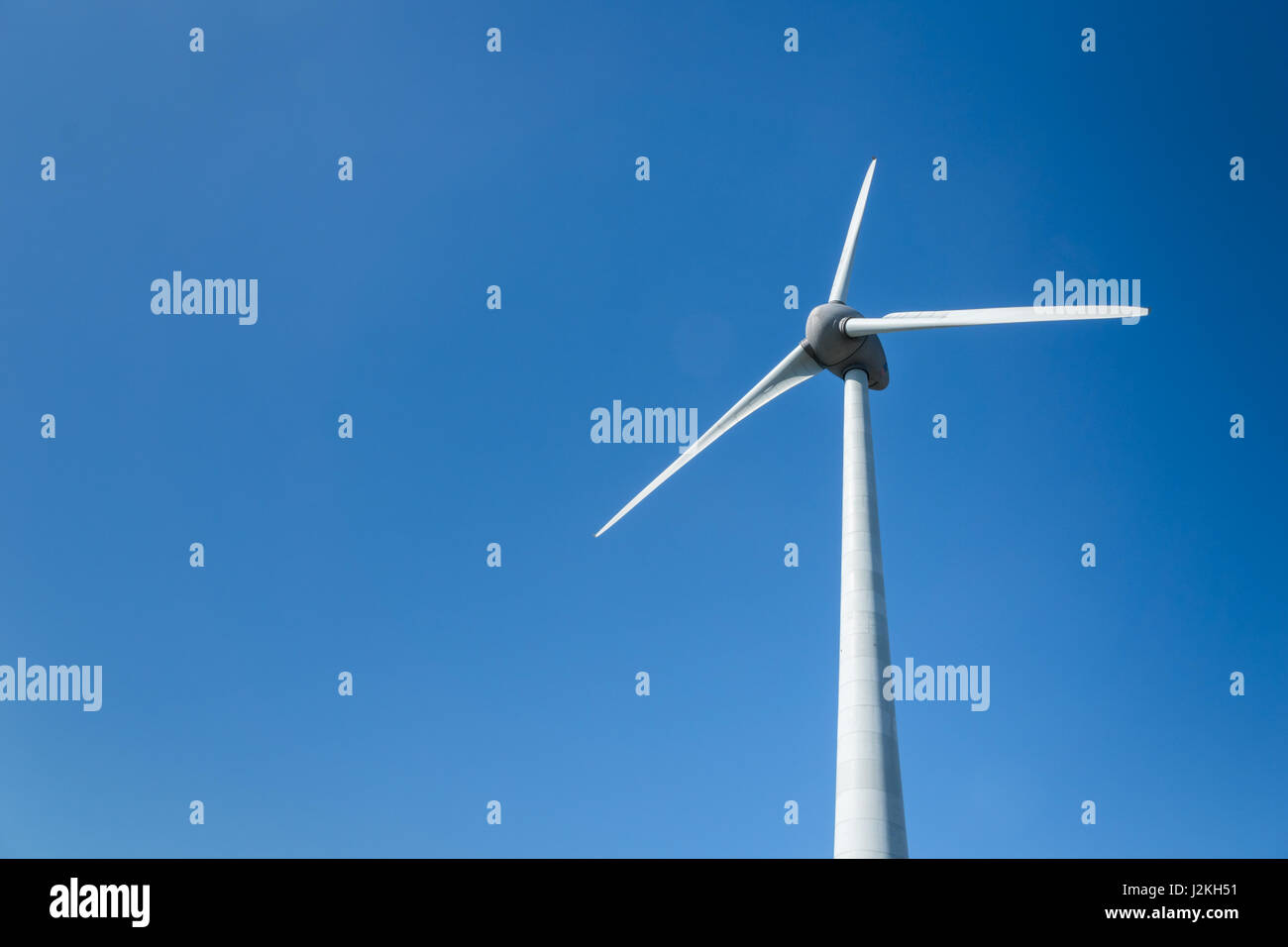 L'energia eolica turbina / moderno mulino a vento contro il cielo blu sullo sfondo Foto Stock