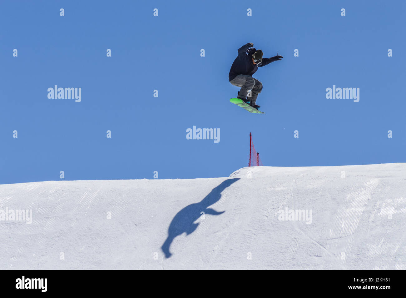 MADONNA DI CAMPIGLIO (TN), Italia, Aprile 8, 2017. Snowboarder godendo di Salta e corre sulla molla dell ultima neve. Foto Stock