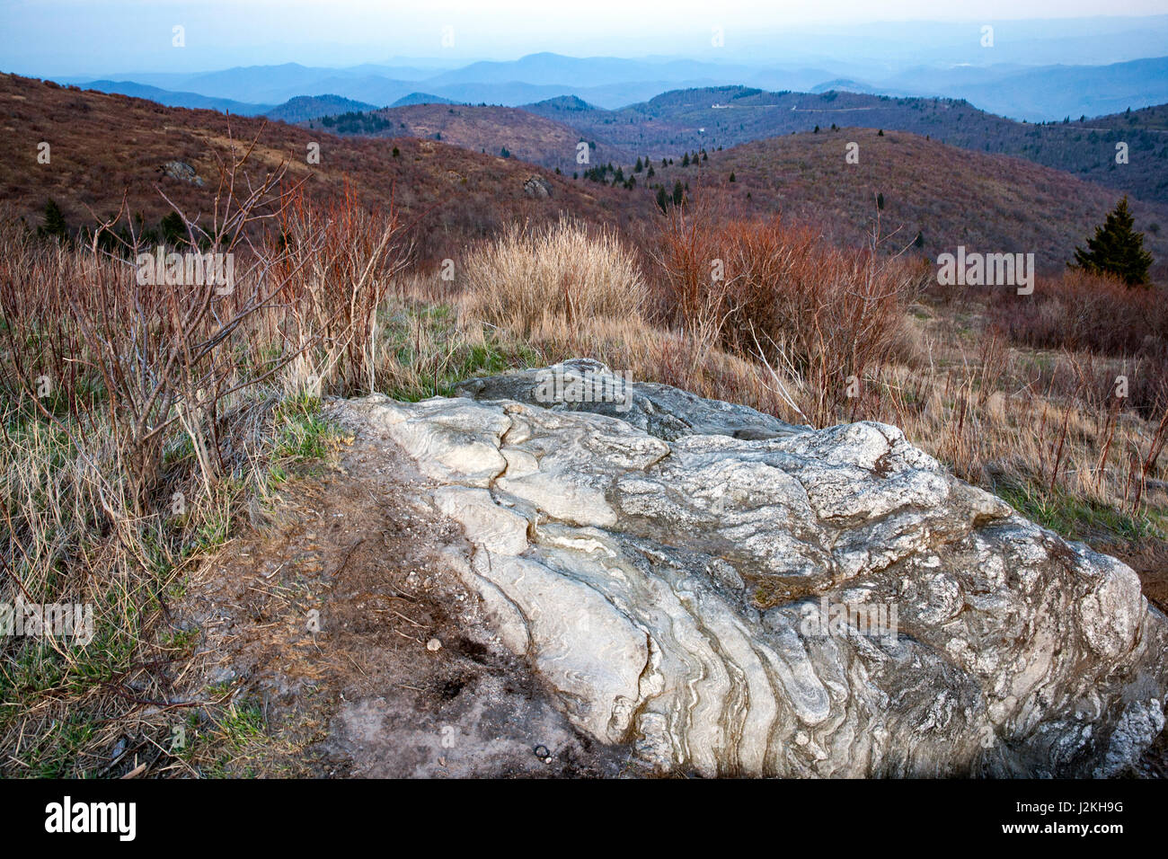 Modelli di roccia su arte Loeb sentiero vicino Black Balsam Manopola - Blue Ridge Parkway, North Carolina, STATI UNITI D'AMERICA Foto Stock