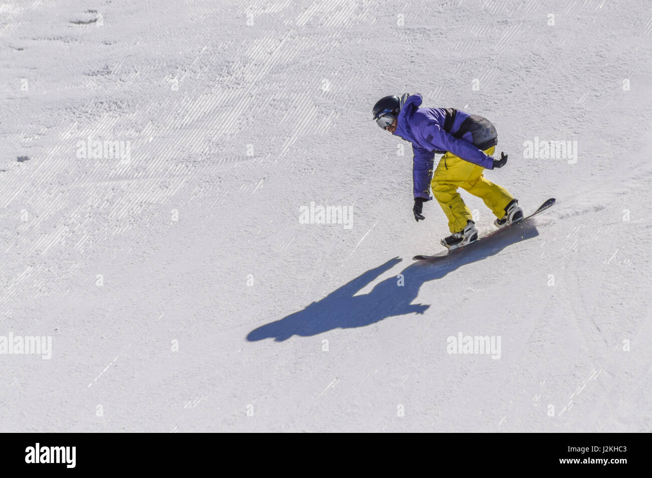 MADONNA DI CAMPIGLIO (TN), Italia, Aprile 8, 2017. Snowboarder godendo di Salta e corre sulla molla dell ultima neve. Foto Stock