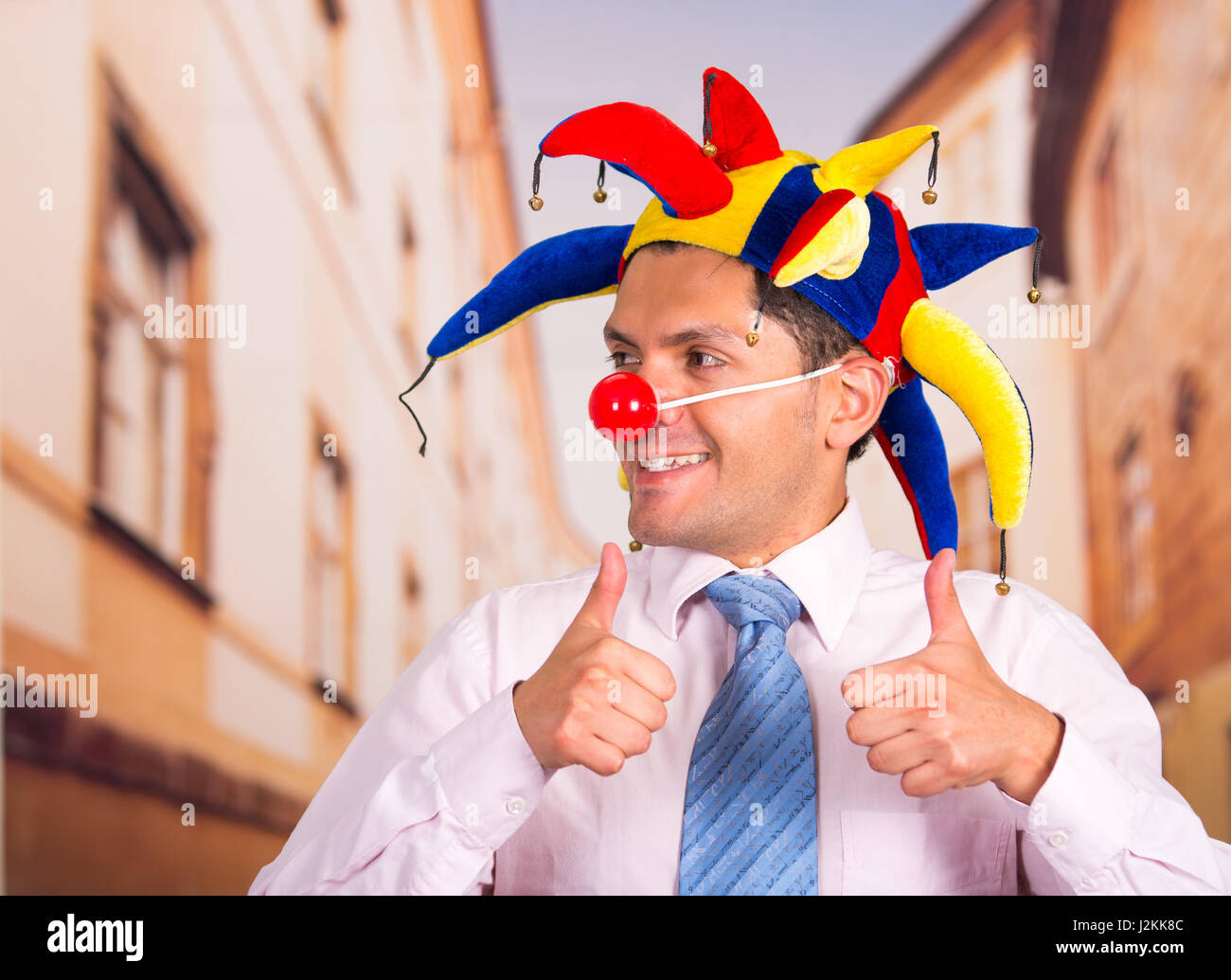 Imprenditore con un rosso clown naso Foto Stock