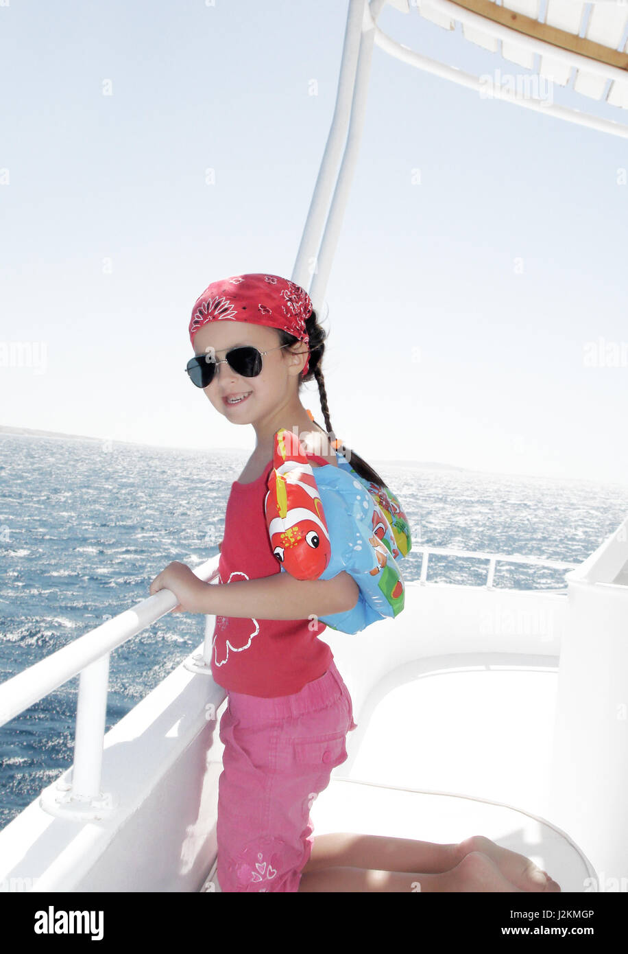 Bambina su uno yacht Foto Stock