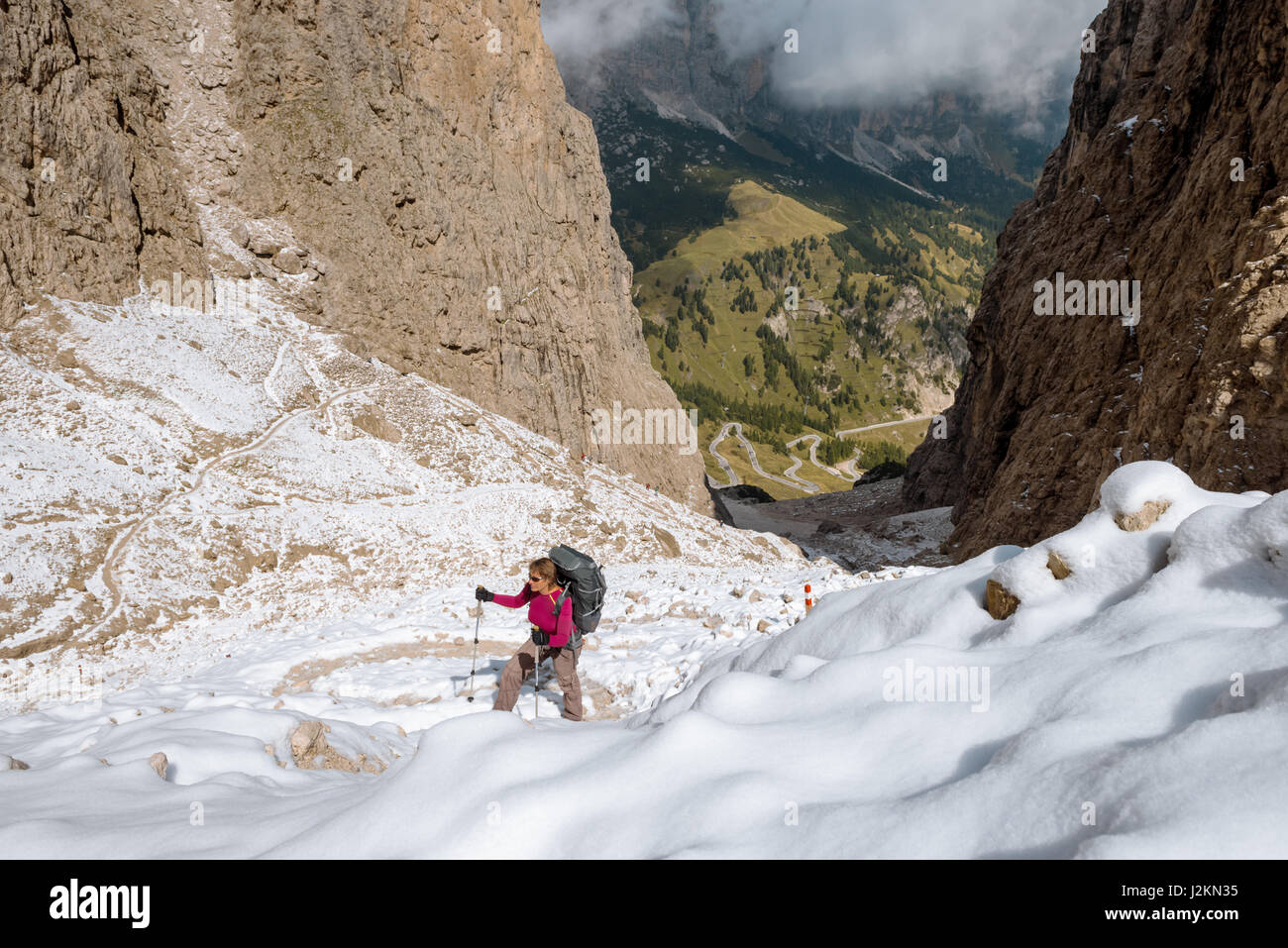 Escursionista sul sentiero del Sella Ronda mountain alto adige Foto Stock