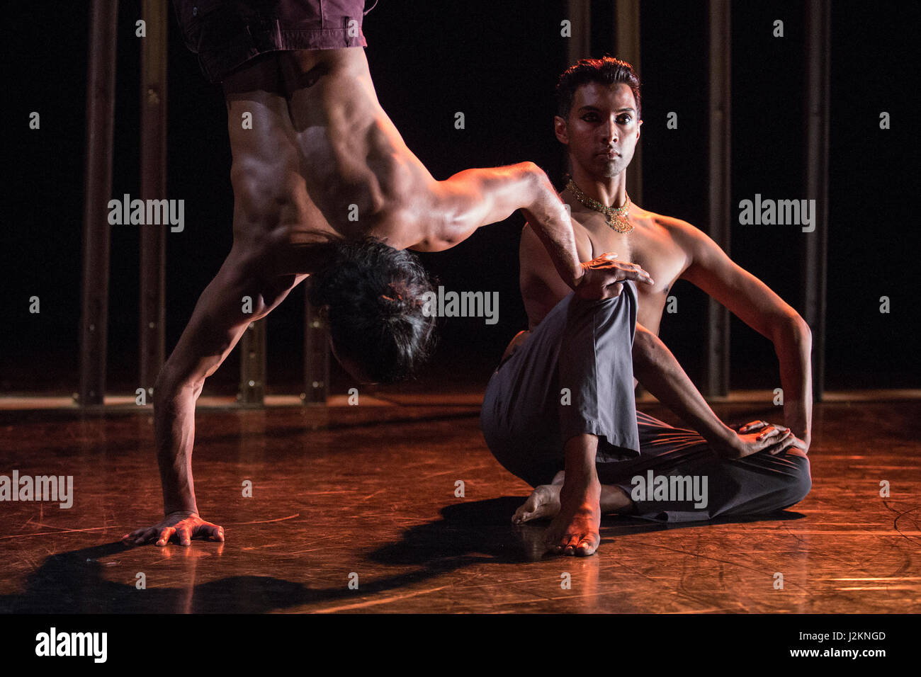 Londra, Regno Unito. Il 28 aprile 2017. L-R: Shailesh Bahoran e Sooraj Subramaniam. Photocall per materiale uomini redux da Shobana Jeyasingh Dance nel luogo in Euston. I due danzatori Sooraj Subramaniam e Shailesh Bahoran esplorare la violenza della perdita e la creazione di nuovi modi di appartenenza utilizzando i loro contrastanti stili di danza - danza classica indiana e hip hop - le coreografie di Shobana Jeyasingh. Foto Stock