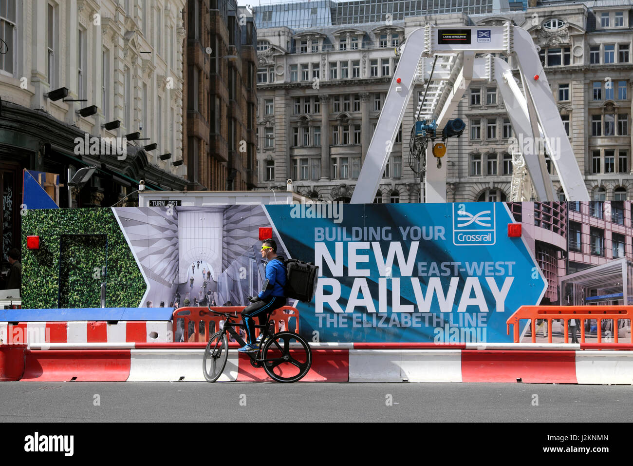 Vista di Crossrail accaparramento di costruzione per la nuova linea di Elizabeth vicino alla stazione di Liverpool Street nella città di Londra UK KATHY DEWITT Foto Stock