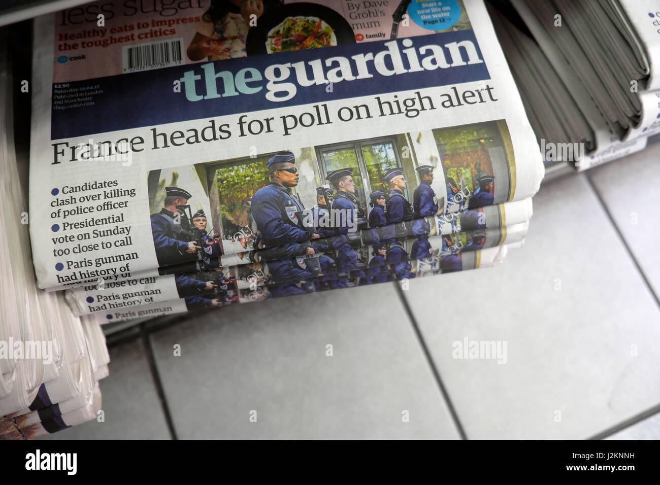 "Francia teste per sondaggio su alta alert' quotidiano Guardian headline sulla pila al giornalaio 2017 LONDON REGNO UNITO Foto Stock