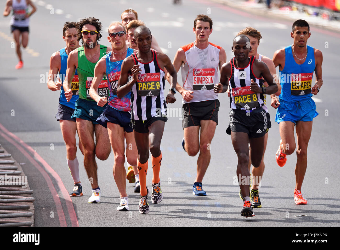 Gruppo di corridori Elite con i pace maker che partecipano alla maratona di Londra 2017 Foto Stock